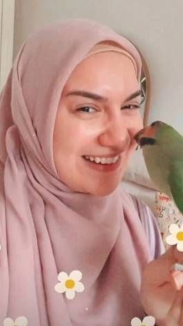 Burung tersebut merupakan pemberian dari kerabatnya.