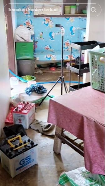 Dapur itu terlihat berantakan dengan berbagai barang berserakan.