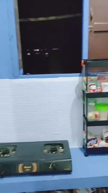 Dapur yang tadinya berdinding doraemon kini semakin terlihat elegan bak masuk toko IKEA.
