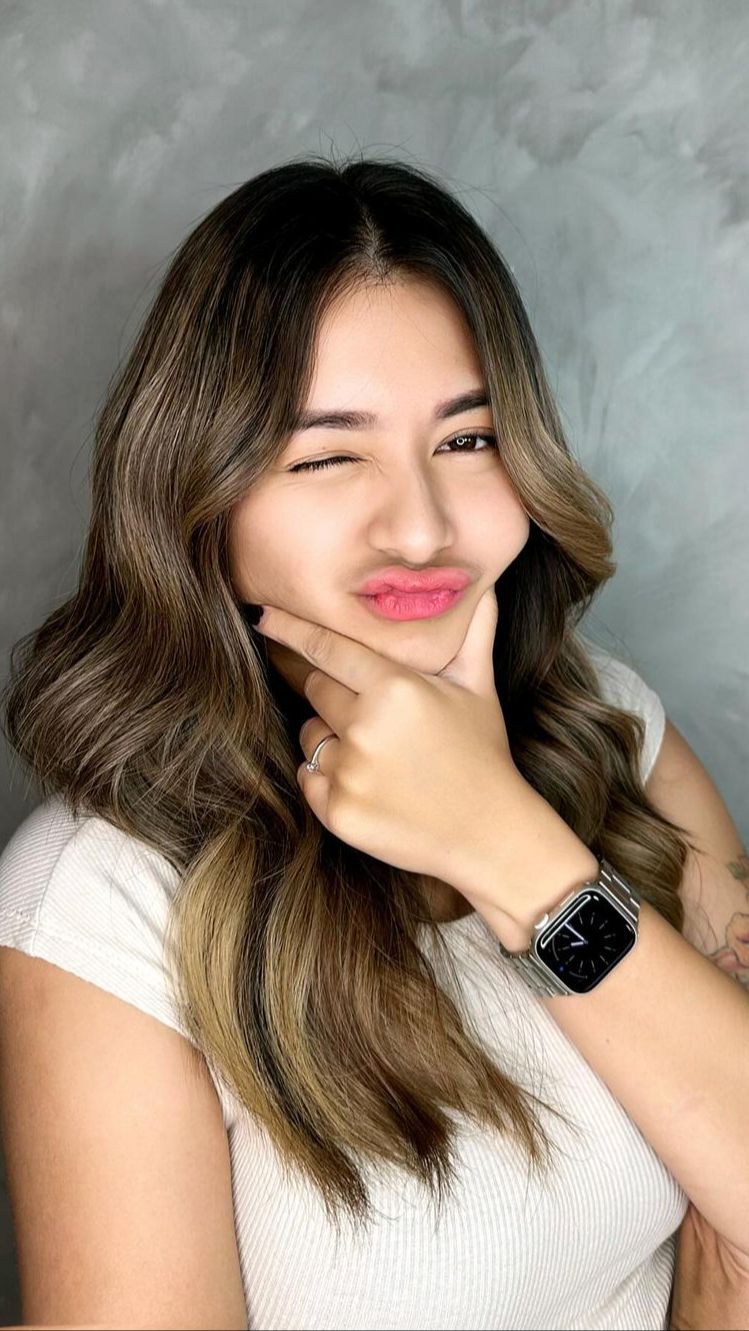 Ibu satu anak inikemudian menunjukkan pose duckface sambil mengedipkan satu matanya.