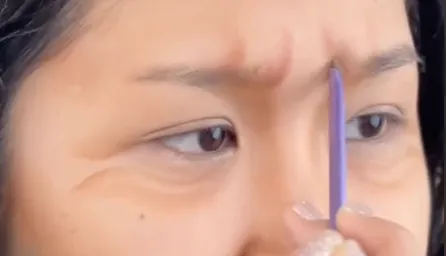 Memakai Bedak dan Eyeshadow
