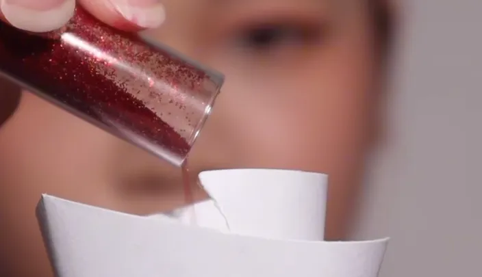 Tuang Glitter ke dalam Lipstik