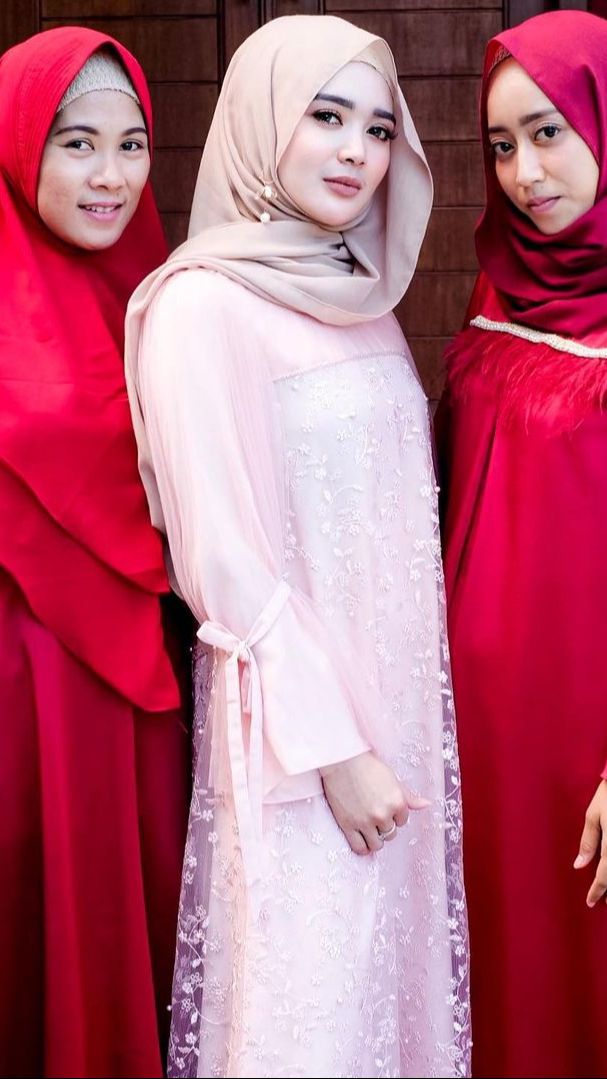 Biasa Tampil Seksi Ini Potret Wika Salim Pakai Hijab Bikin Klepek Klepek
