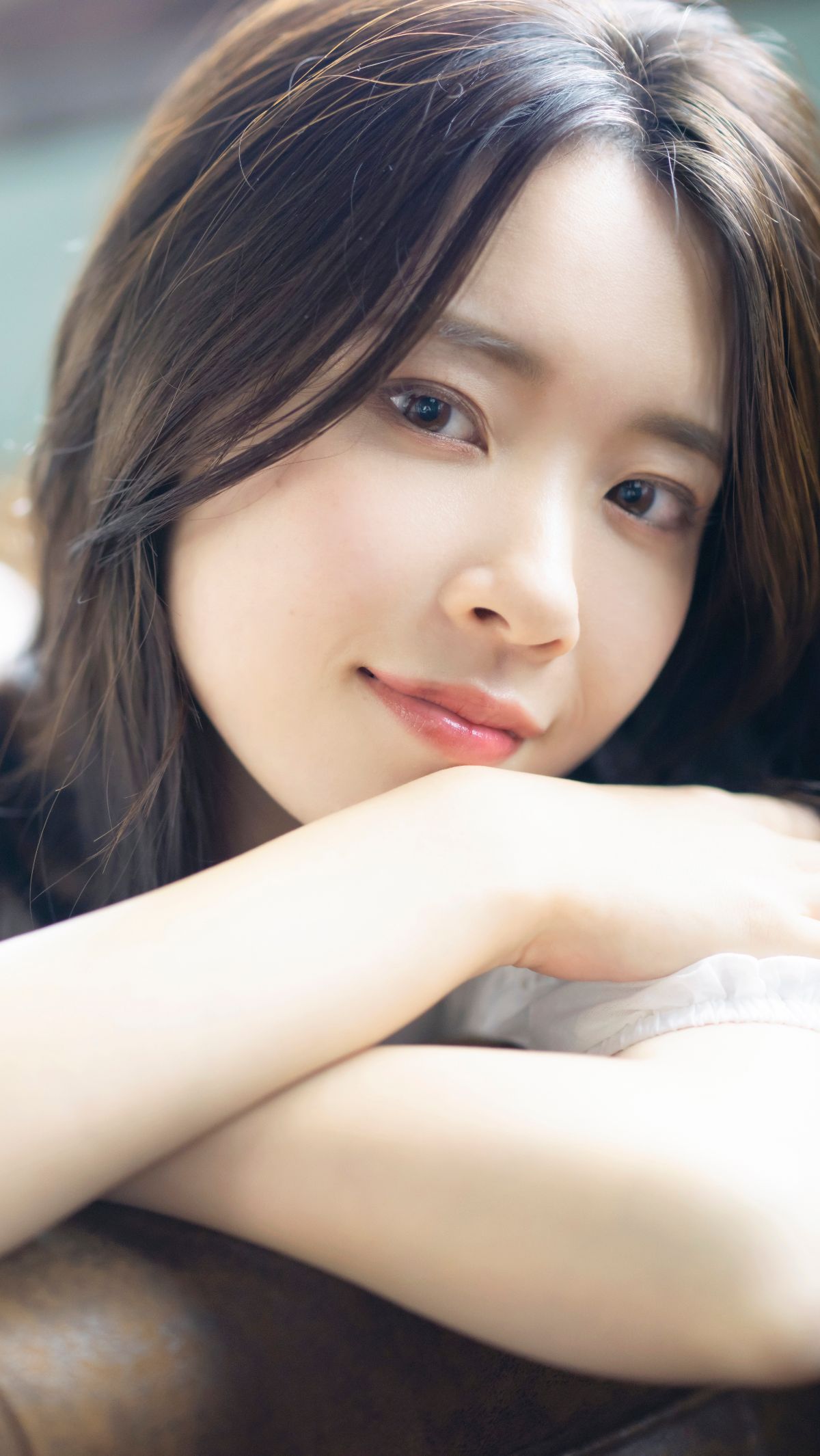 Bikin Side Bangs Rapi Seharian dengan Ikat Rambut