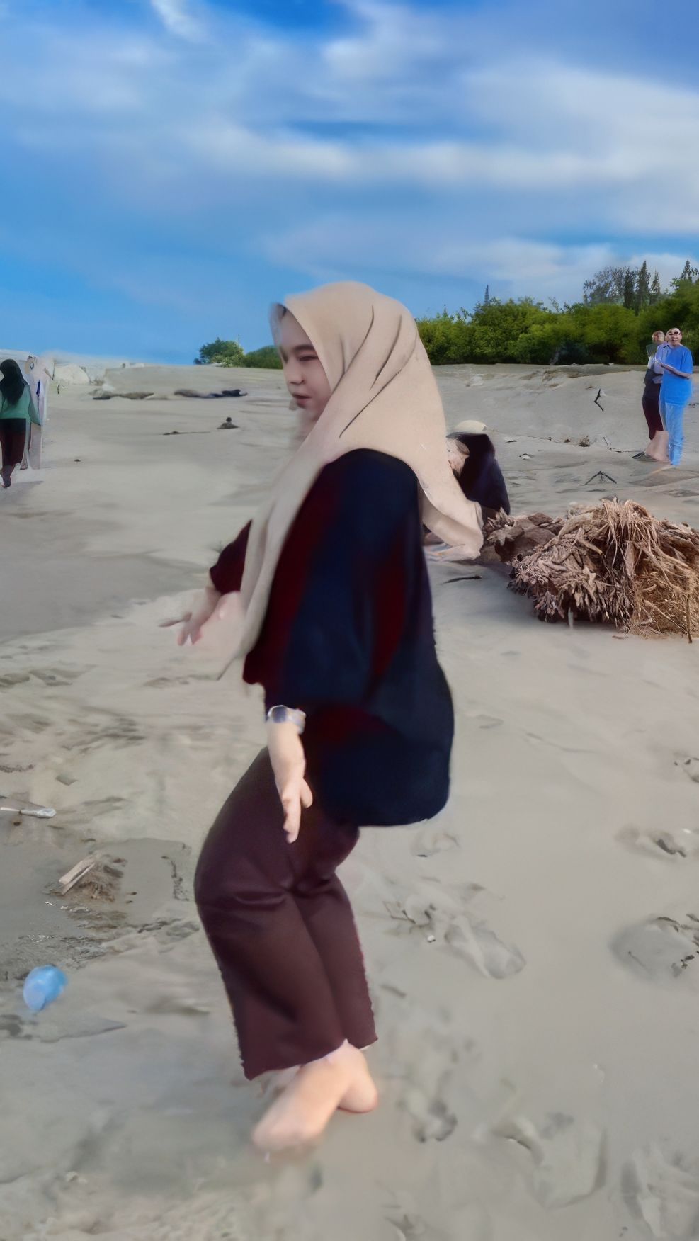 Terlalu Semangat Joget, Celana Cewek Sobek dengan Lubang Besar di Bagian Pantat