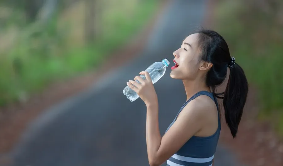 Вода после бега. Девушка азиатка с бутылкой воды. Девушка азиатка с бутылем воды. Бегущая девушка с бутылкой воды картинки.