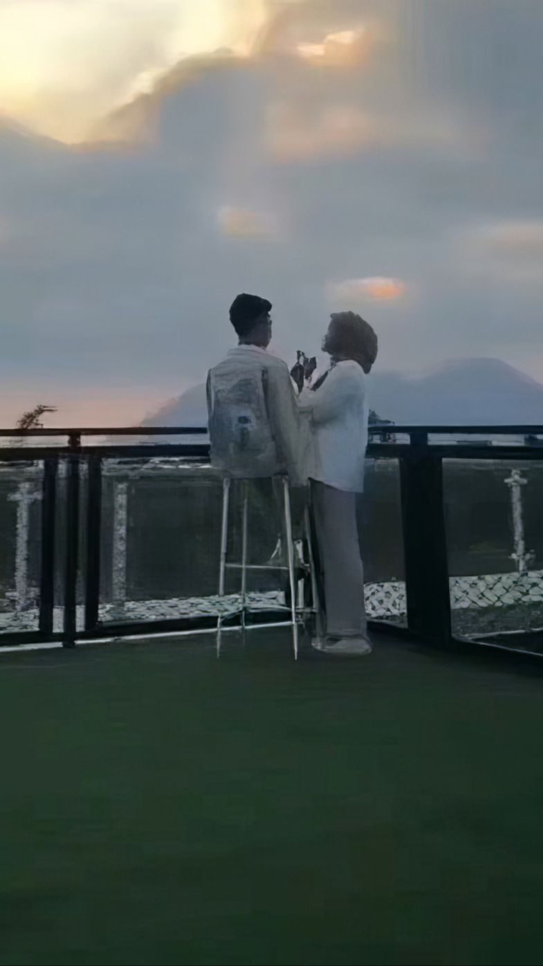 Emak-emak Santuy Ambil Ponsel yang Lagi Rekam Momen Romantis Sejoli yang Kasmaran