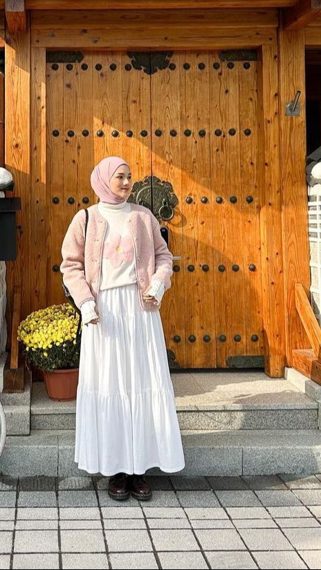 Ide Outfit Hijaber Bernuansa Warm and Sweet untuk Liburan ke Korea