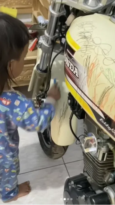 Viral! Anak Dibiarkan Sang Ibu Coret-Coret Motor Ayahnya, Reaksi Suami Jadi Sorotan