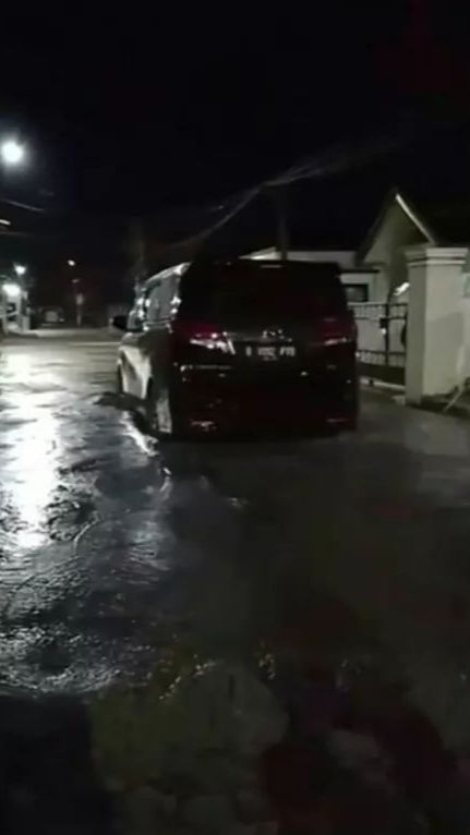 Heboh Mobil Alphard Nekat Terobos Jalan yang Baru Dicor Bikin Warga Geram