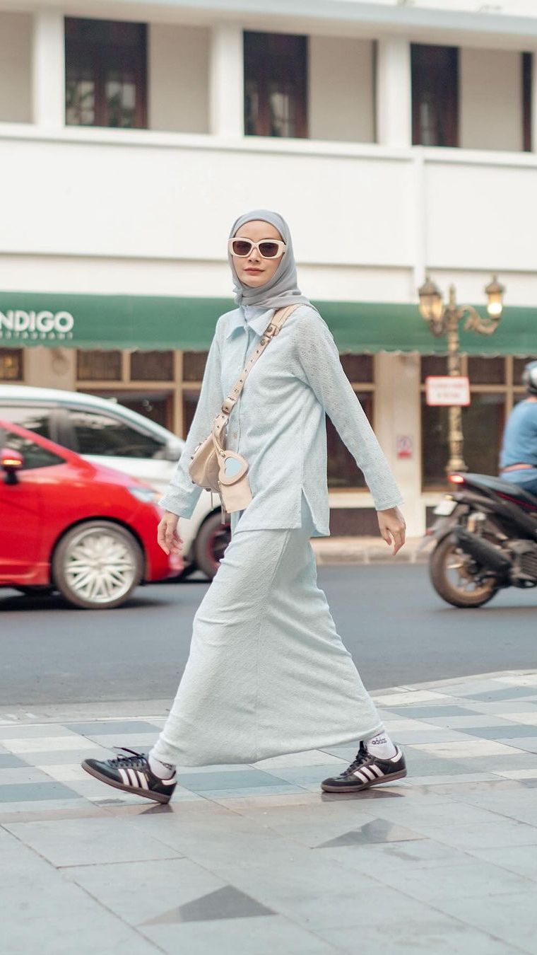 Potret Comfy Outfit Dhatu Rembulan Liburan Keliling Kota