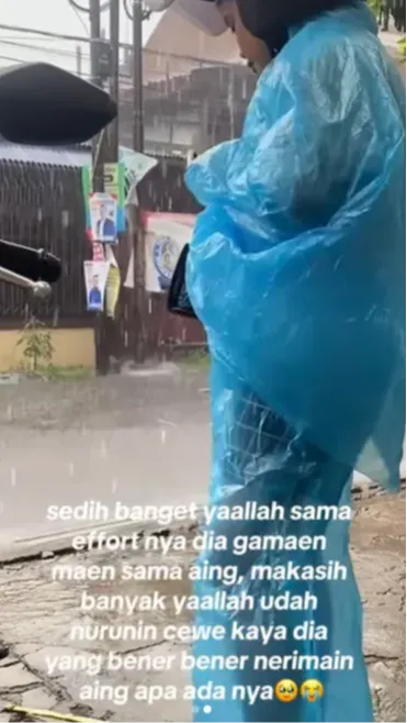 Effort Banget! Wanita Ini Rela Naik Motor Saat Hujan dan Pesankan Taksi Online Buat Pacar