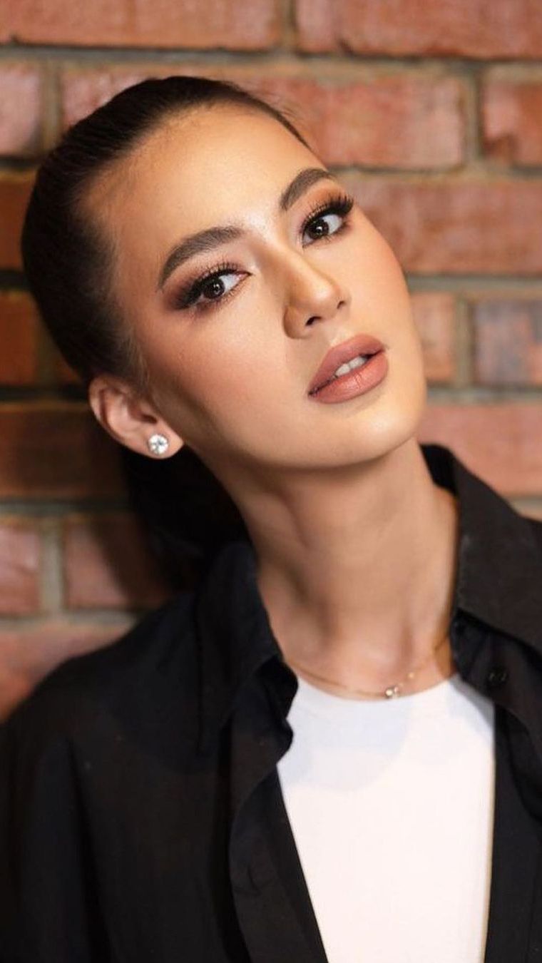 Sederhana Banget! Paula Verhoeven Makan Sambil Duduk di Atas Tanah