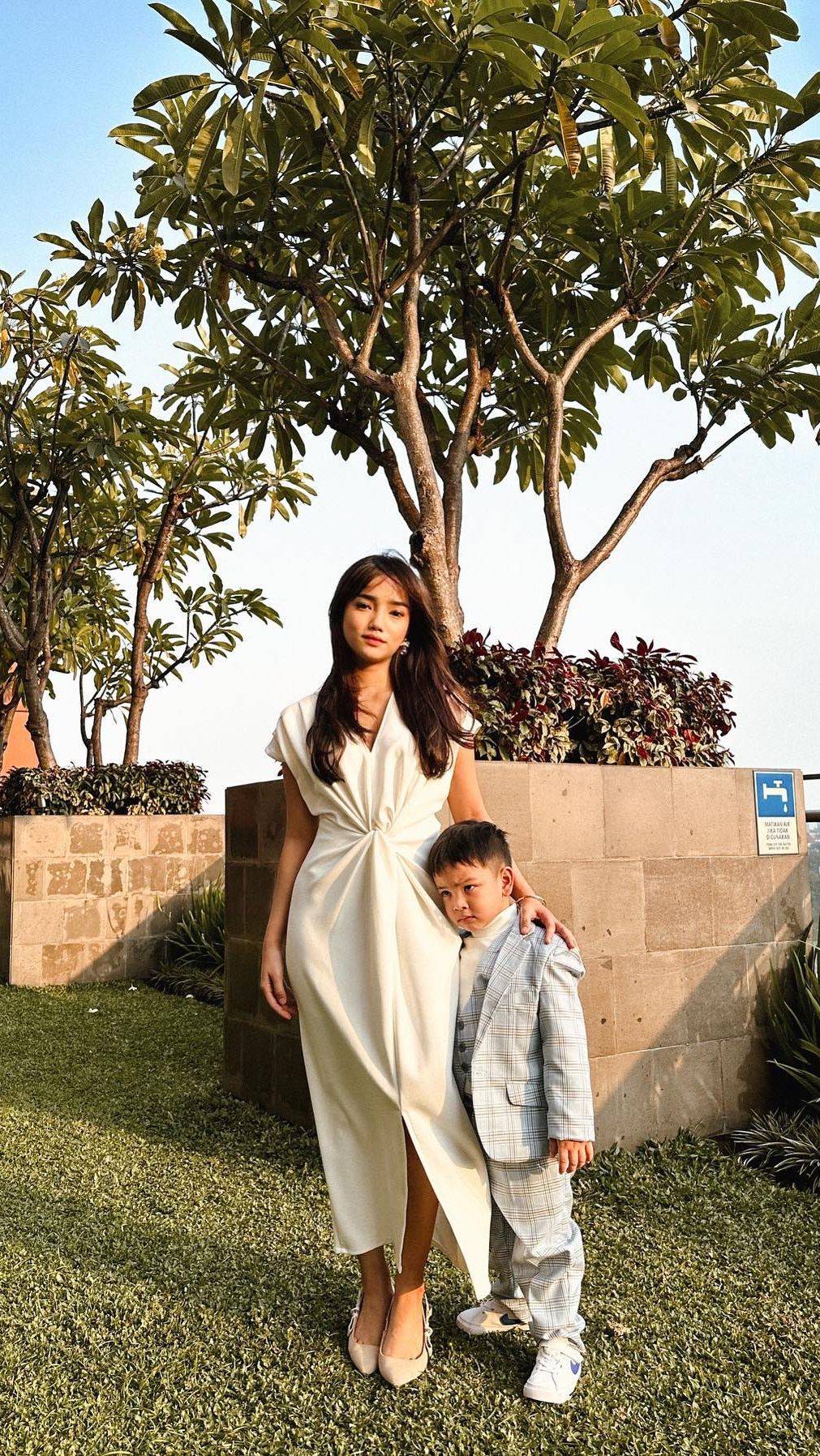 Fuji dan Gala menyempatkan mengambil beberapa foto OOTD.