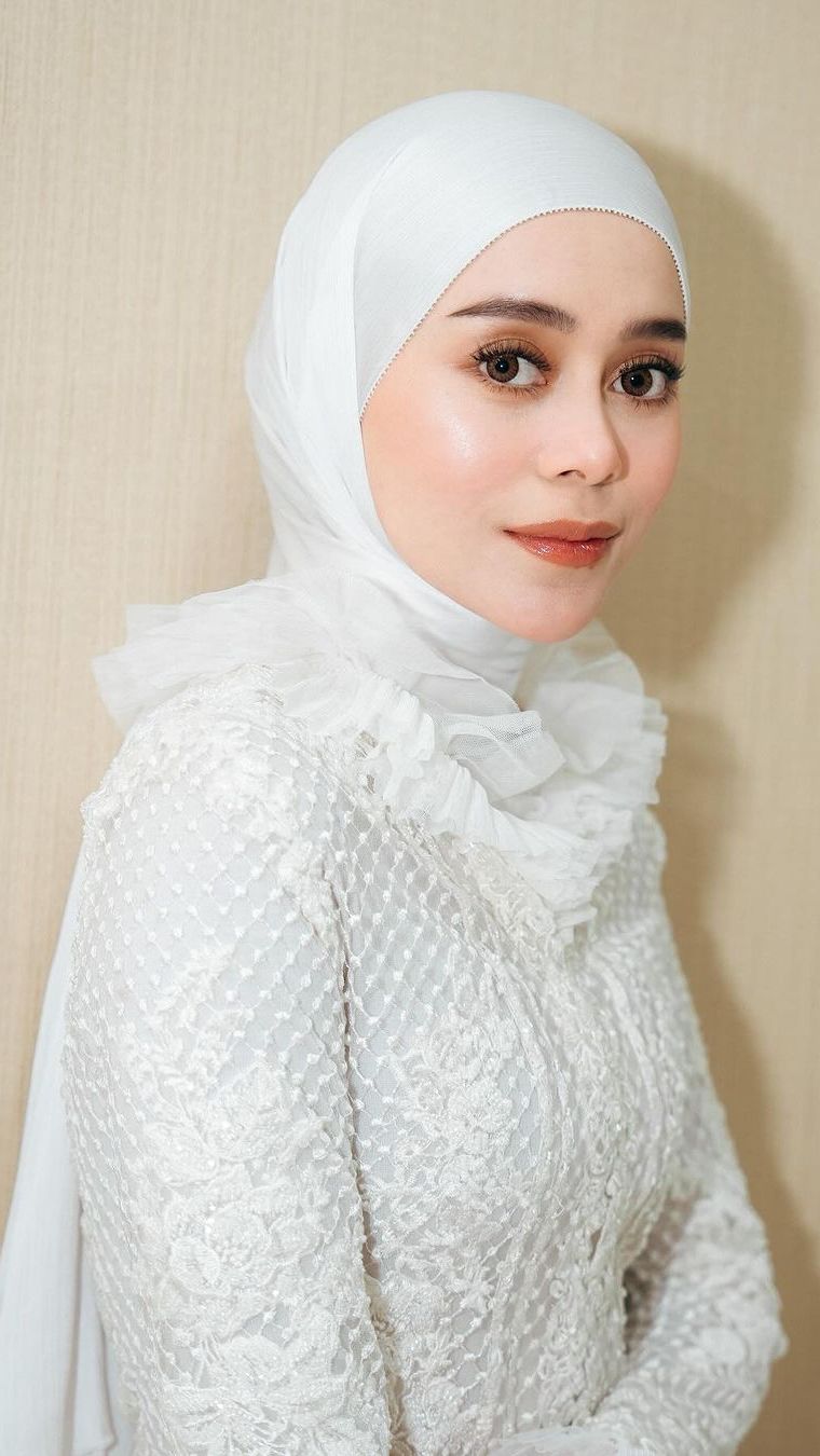 6 Potret Style Menawan Lesti Kejora dalam Balutan Dress Lace All White