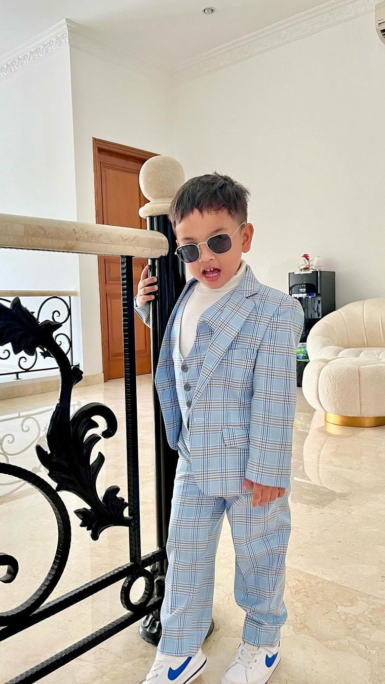 Pose Lucu Gala Sky Cosplay Jadi Oppa Korea Kaya Raya