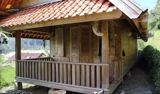 Didominasi dengan bahan kayu