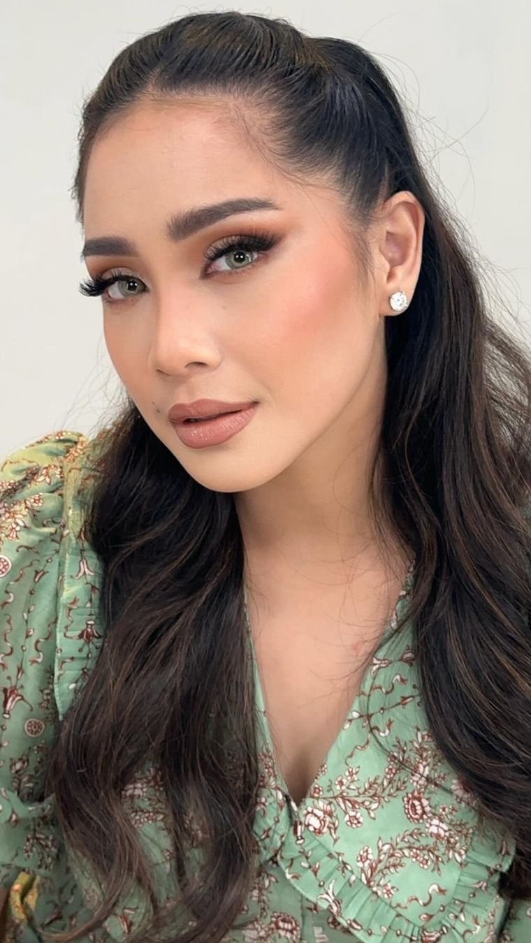 Potret Wajah Antagonis Nagita Saat Dirias Makeup 'Jambak' Oleh Tasya Farasya