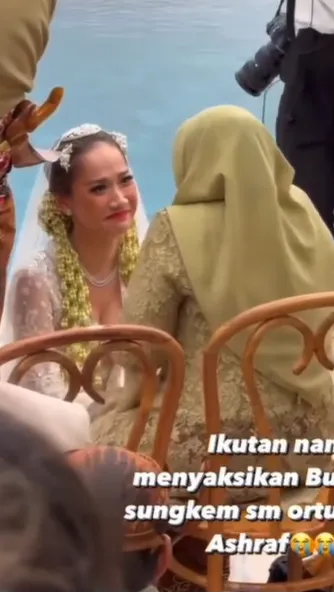 Penuh Haru, Potret Orangtua Ashraf Sinclair Peluk BCL dan Tiko Aryawardhana di Pernikahan