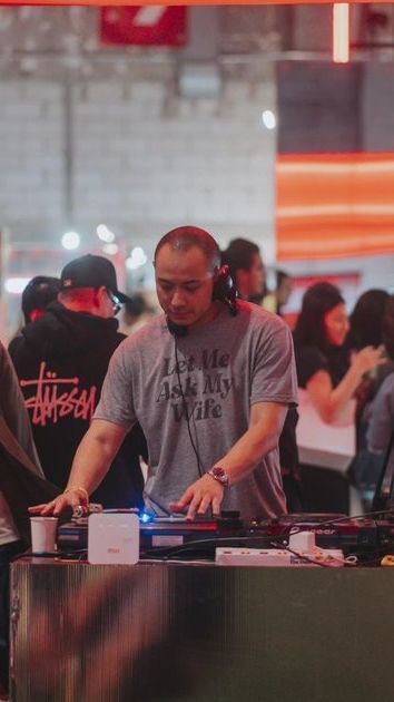 Ternyata Seorang DJ! 8 Gaya Keren Tiko Aryawardhana Saat Ngejob, Mesra Ditemani BCL