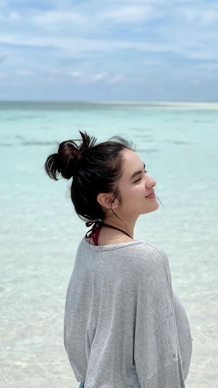 Steffi sendiri merupakan cewek blasteran, tak heran parasnya begitu cantik dan bening.