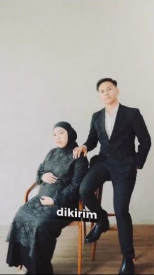 Kehamilan ini tentu menjadi kebahagiaan tak ternilai bagi Mumuk dan Eno.