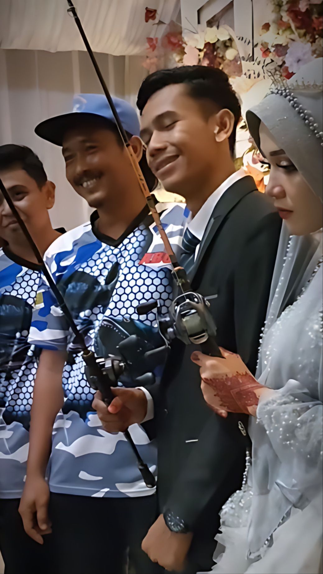 Viral! Pasangan Pengantin Pose Sambil Bawa Joran Pancing Saat Foto Bersama, Ekspresi Pengantin Wanita Jadi Omongan