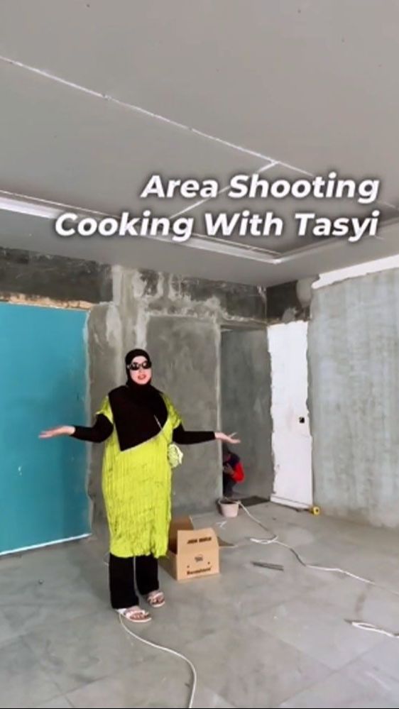 Ia juga menyediakan tempat untuk syuting YouTubenya nih!