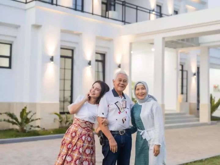 Rossa diketahui pernah memberikan hadiah rumah senilai Rp20 miliar untuk ibu serta ayahnya.