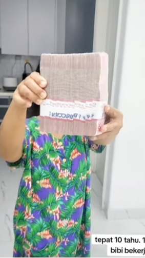 Momen ART Dapat Kejutan Uang Segepok dari Sang Majikan