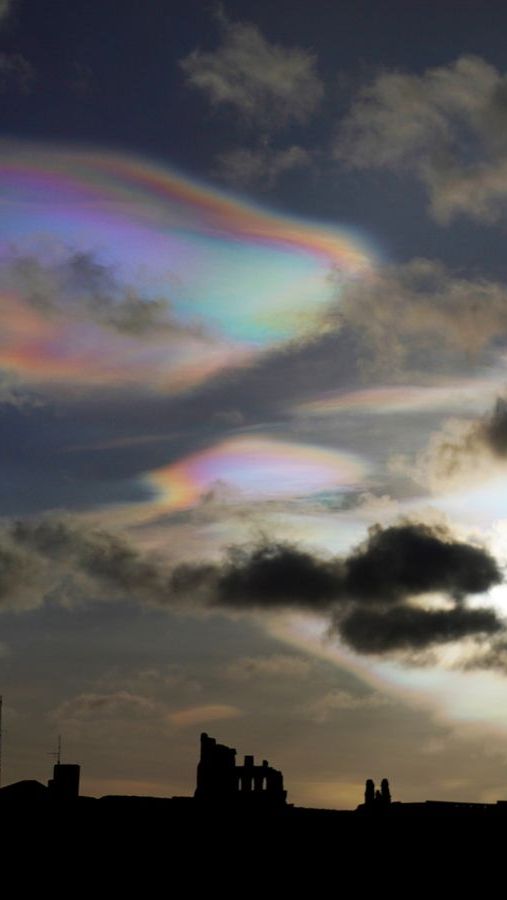Heboh Kemunculan Awan Pelangi, Pertanda Apa?
