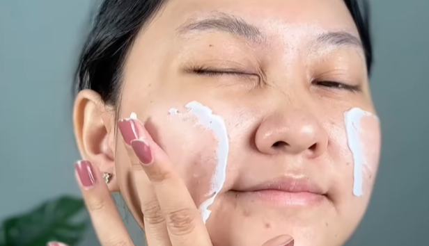 2. Pilih Sunscreen Bertekstur Matte