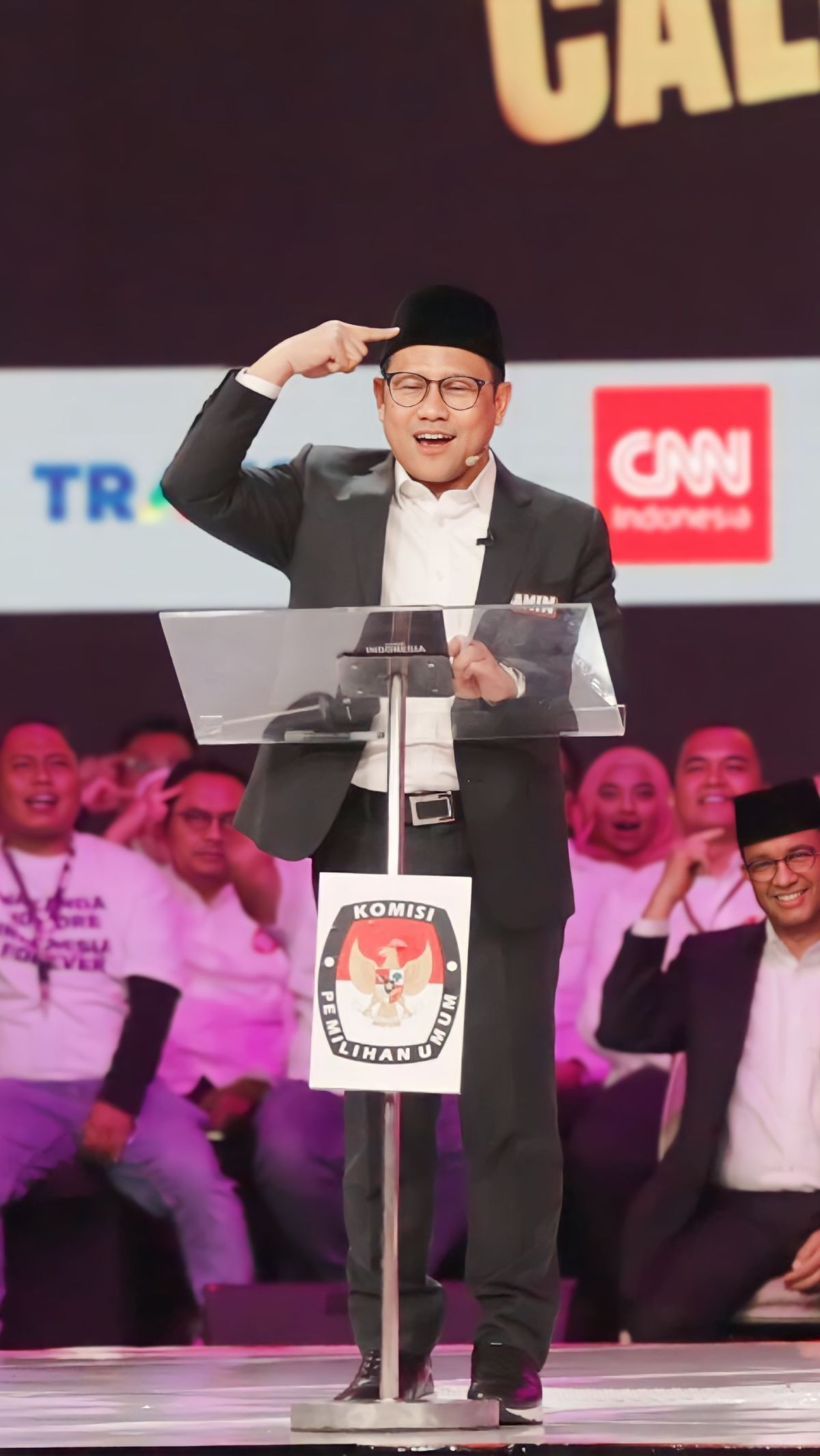 Foto-Foto Cak Imin Potong Tumpeng di IKN, Tersenyum Lebar Pose 'Saranghae'