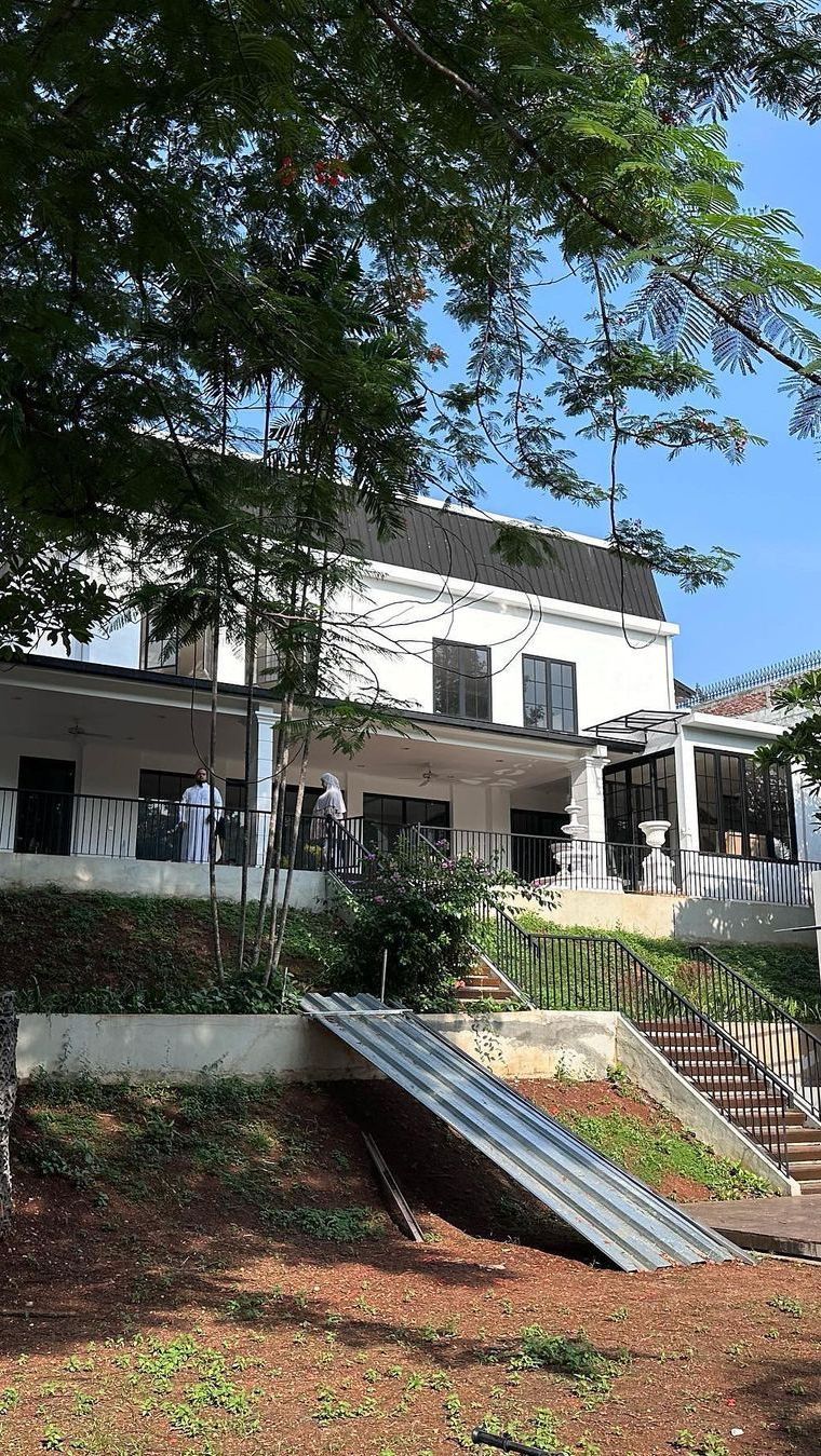 Rumah itu didesain memiliki tangga yang tinggi untuk mencapai pintu rumah.