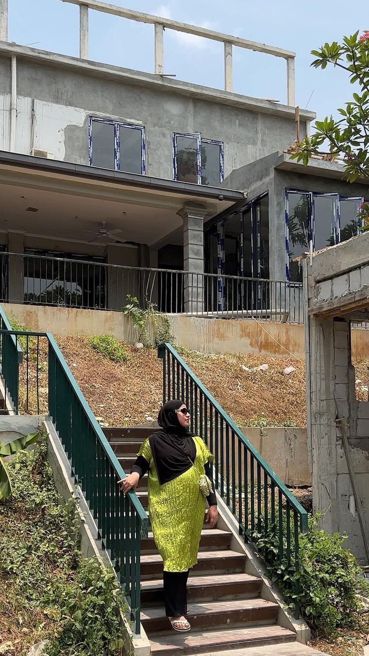 Desain rumah itu dirombak total dengan menggandeng desain interior kenamaan, Rumah Sabine.