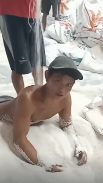 Viral Seorang Pria Mandi Beras Tuai Kecaman