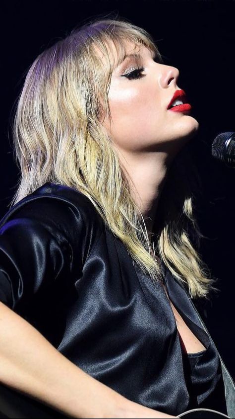 Cerita di Balik Lipstik Merah Taylor Swift yang  Begitu Ikonik