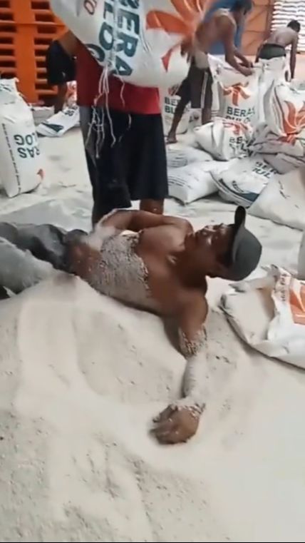 Bulog Ungkap Fakta-Fakta Buruh Angkut Bertelanjang Dada Mandi Beras di Gudang