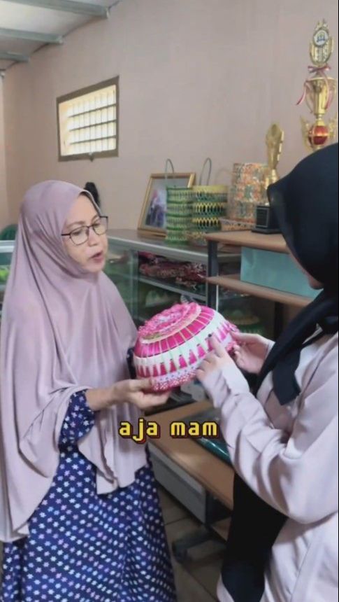 Keluarga Atta ternyata menekuni kerajinan tangan.