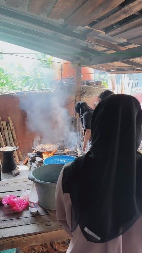 Menariknya, mereka memasak masih mengunakan tunggu dan kayu bakar.