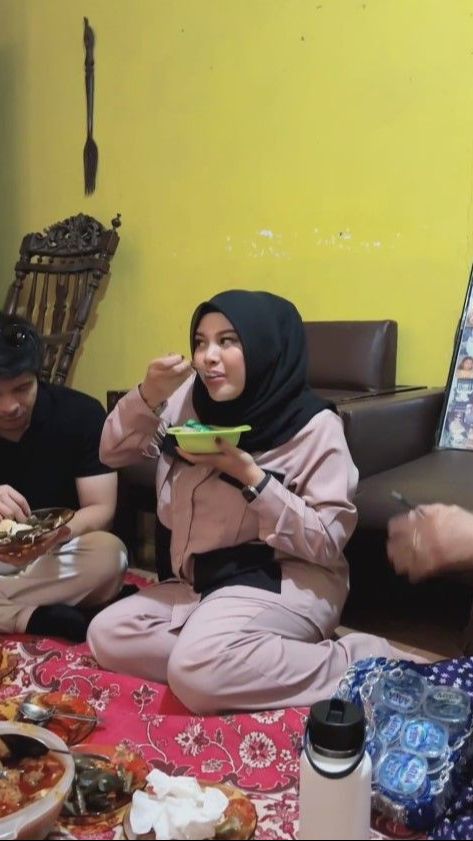 Atta dan Aurel pun makan bersama-sama di ruang tengah dengan lesehan yang sudah disedikan.