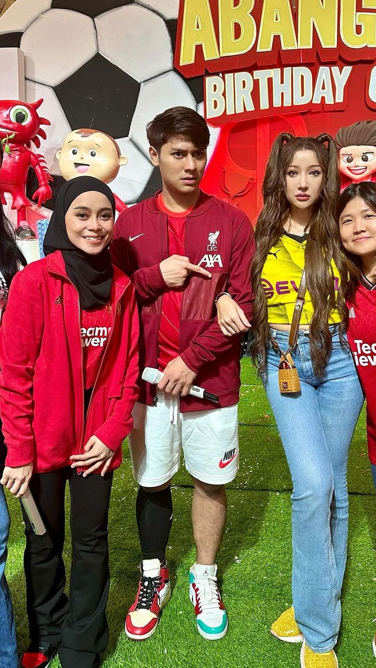 Lucinta Luna dengan wajah barunya juga tampak hadir dengan kaos bola warna kuning.