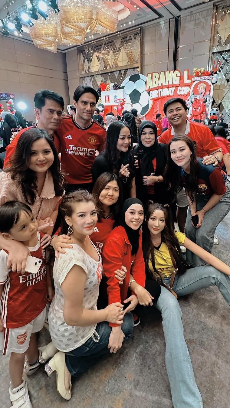 Ada Tasya Kamila dan Aaliyah Massaid di ultah tersebut.
