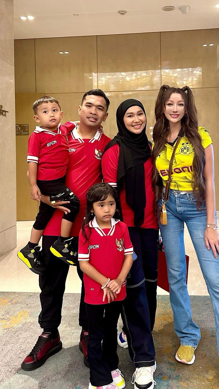 Putra Siregar mengajak keluarganya dengan dress code merah.