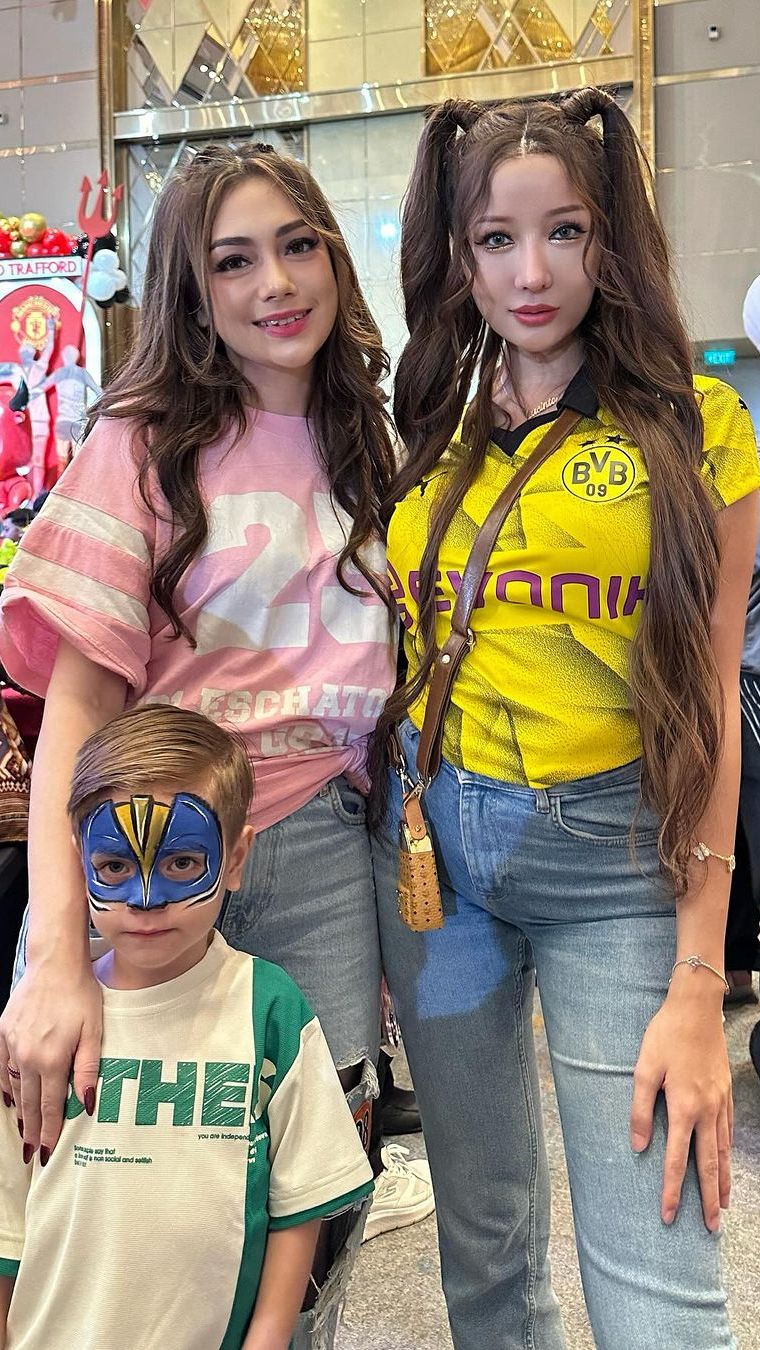 Celine Evangelista begitu cantik dengan kaos dengan nomor dada 23 berwarna pink.