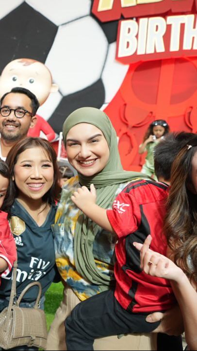 Irish Bella dan Kiky Saputri hadir dengan dress code bola.