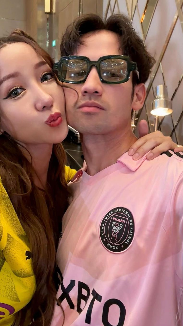 Ada pula Tara Budiman dengan jersey pink.