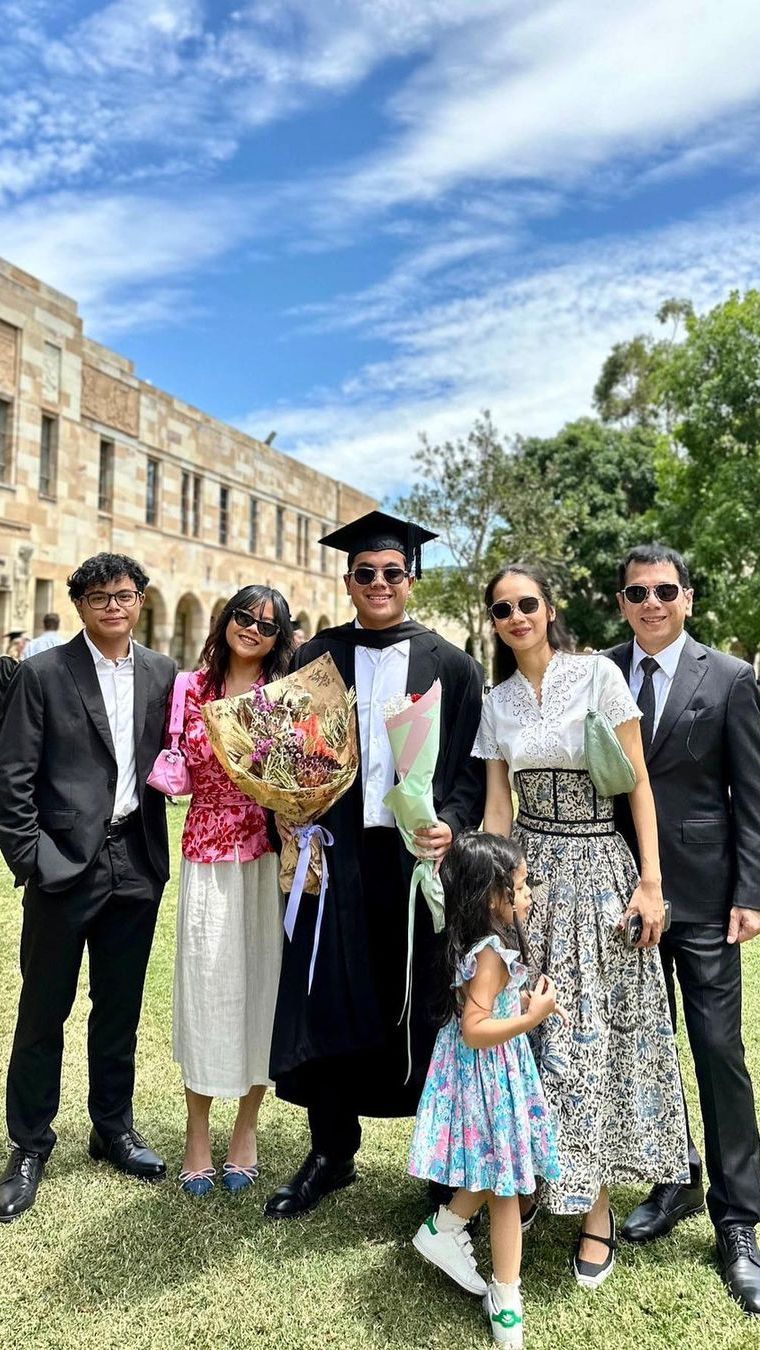 Potret Hangat Wisuda Putra Wishnutama di Australia, Penuh Kebanggaan