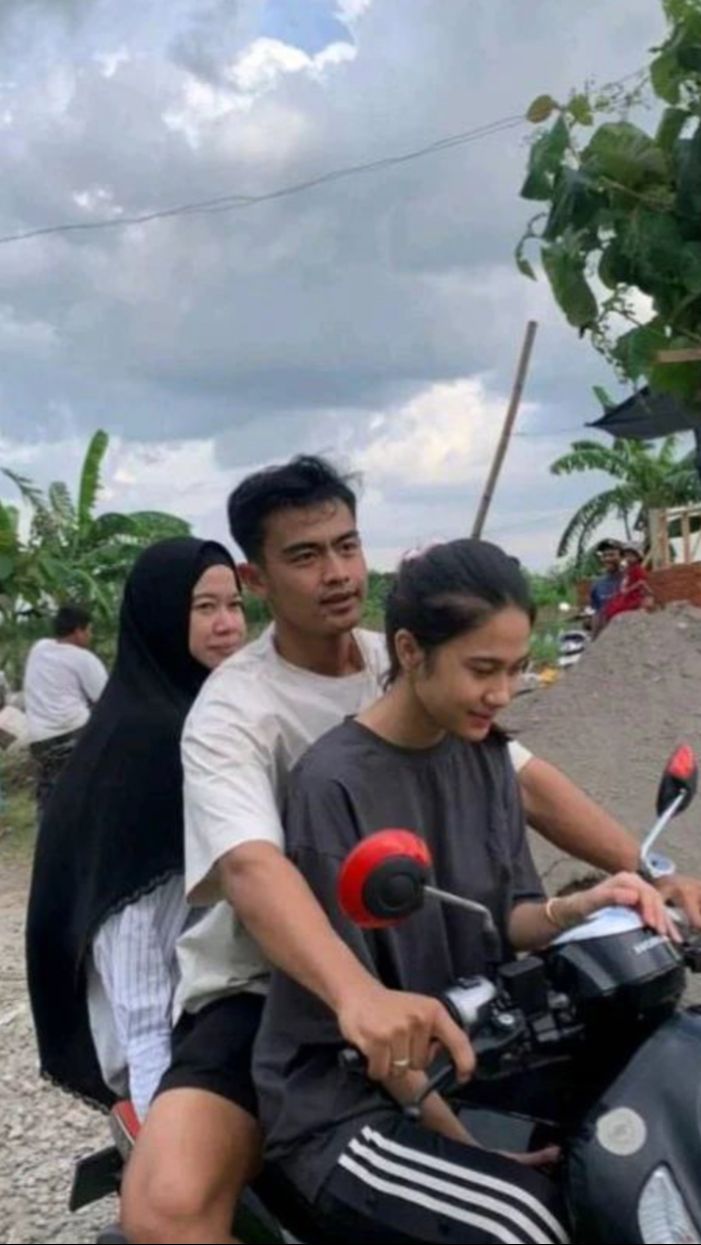 Biasa Glamor! 9 Penampilan Sederhana Artis Saat Pulang ke Kampung Halaman