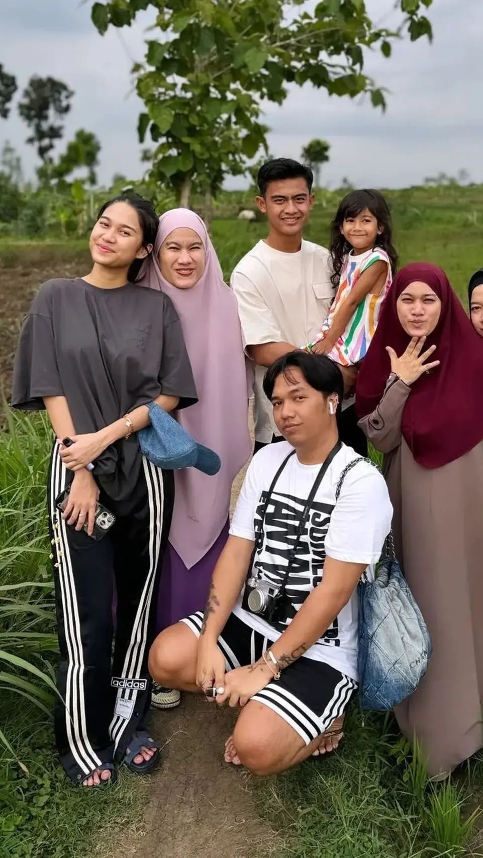 Pakai kaus dan celana training, penampilan Azizah Salsha ramai dipuji.
